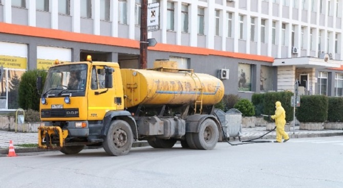 Мият улици във Видин срещу разпространението на COVID-19