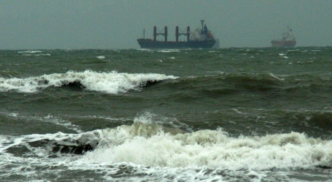 Бурен вятър и пет бала вълнение затвориха Пристанище Бургас
