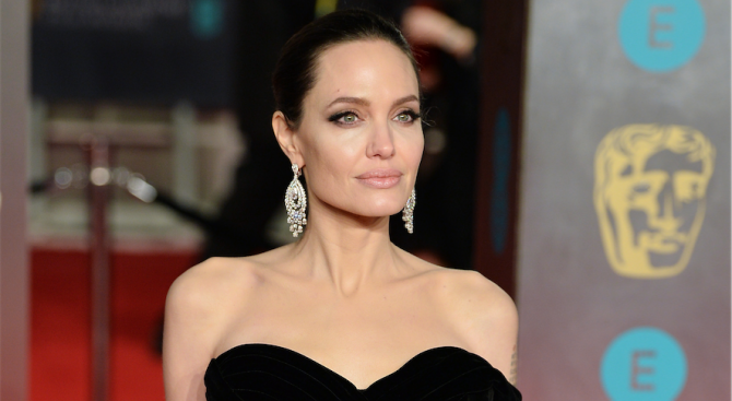 Анджелина Джоли дари 1 милион долара за храна на деца