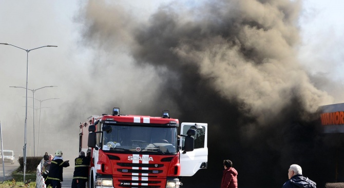 Кравеферма в Кюстендилско пламна, четирима души са ранени 
