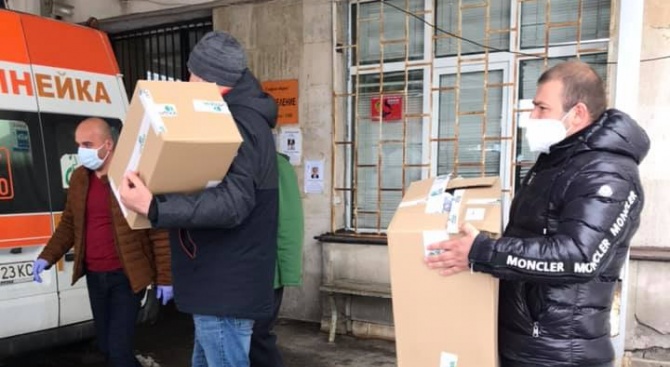 Общински съветници от ГЕРБ дариха защитни средства на медиците в Самоков