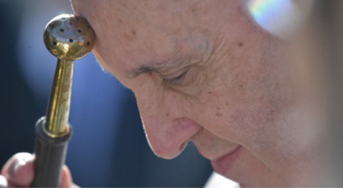 Папа Франциск отслужи необичайна литургия по повод Палмова неделя