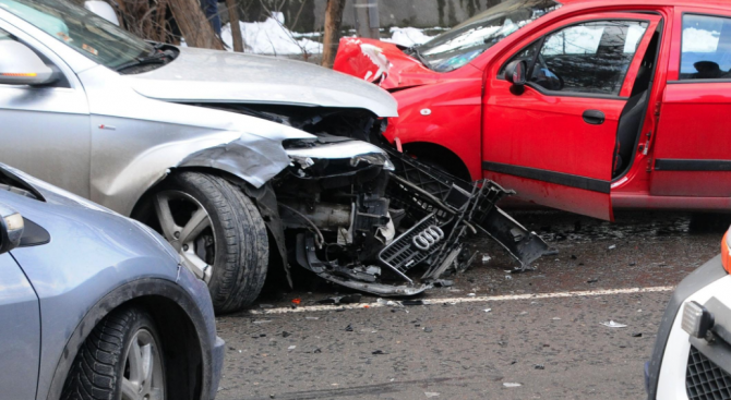 Верижна катастрофа в Бургас, има ранен шофьор