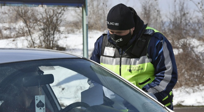 Задържан пиян водач, предложил подкуп на полицай на КПП