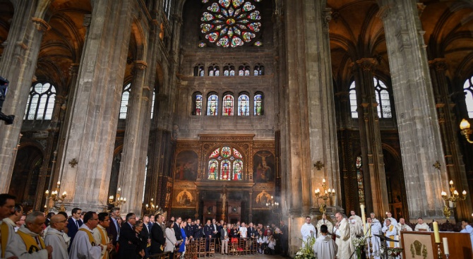 Великденска литургия бе отслужена в парижката катедрала "Нотр дам" само пред няколко души