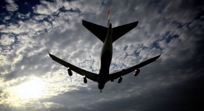 Вредните емисии в света от самолети намалели с 1/3 заради коронавируса