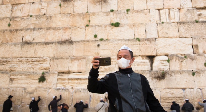 Израел затяга карантината в Ерусалим, за да спре разпространението на вируса