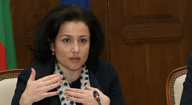 Танева отговори на веригите и разкри кой е виновен за затварянето на пазарите