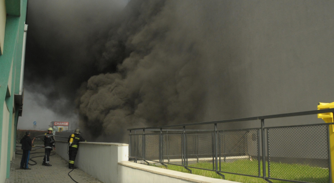 Голям пожар гори в магазин за бяла и черна техника в Бургас