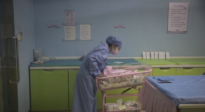 Болна от COVID-19 жена, родила в кома, видя за пръв път бебето си
