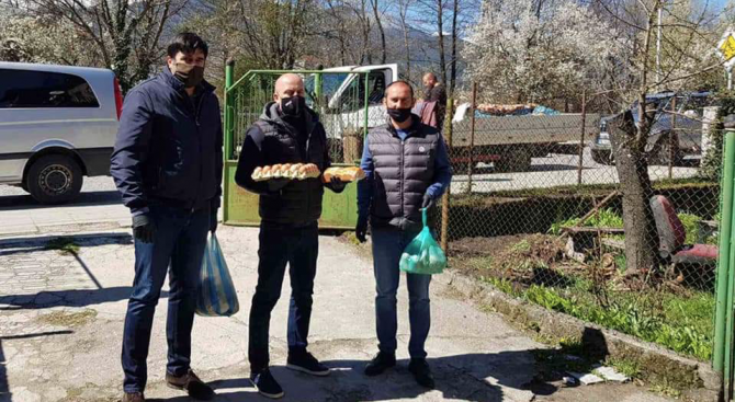 Народният представител Александър Мацурев раздаде хранителни продукти на жители на община Банско 