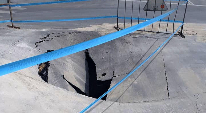 Огромна дупка зейна по локалното платно на бул. "Левски" във Варна