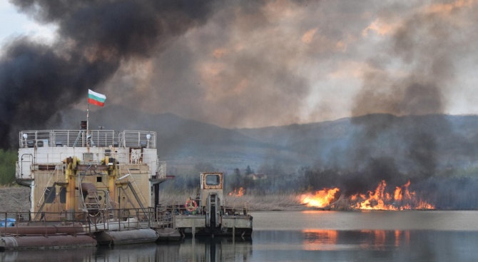 Голям пожар гори край езерото Негован