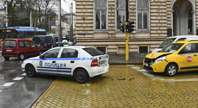   Патрулка катастрофира в центъра на София