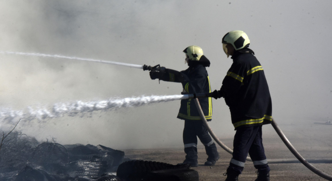 Пожарникари спасиха 35-годишен мъж при пожар в къща във Вършец