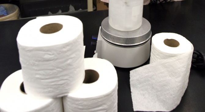 Спадат продажбите на тоалетна хартия в Германия, увеличава се търсенето на алкохол и презервативи