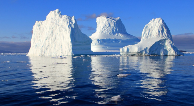 Най-големият айсберг е пред разпадане