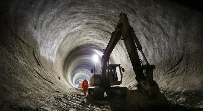 През 2021 година в Дания започва строителството на най-дългия подводен тунел в света