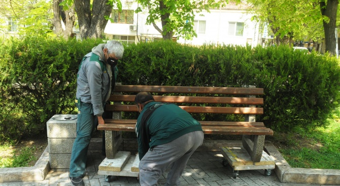 Връщат пейките на местата за отдих в Бургас