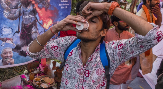 Индийски политик: Алкохолът предпазва от COVID-19