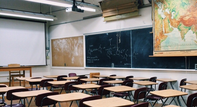 Италия обмисля смесена система на обучение, за да няма струпване на ученици