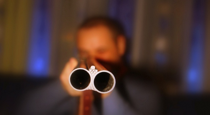 Мъж заплаши баба с ловна пушка в Кюстендилско 