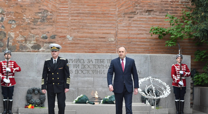 Президентът и началникът на отбраната поднесоха цветя пред Паметника на незнайния воин
