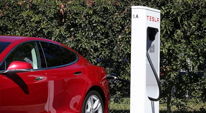 Tesla възобновява още днес производството в завода си във Фримонт