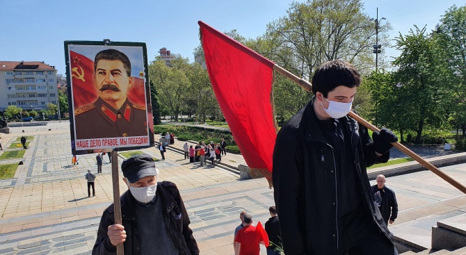 Граждани поднесоха цвета пред Паметника на Съветската армия в София