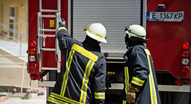 Поставят под карантина пожарникарите, гасили пожара в старческия дом в Благоевград