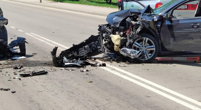 Катастрофа на пътя Сандански-Петрич, двама души са ранени 