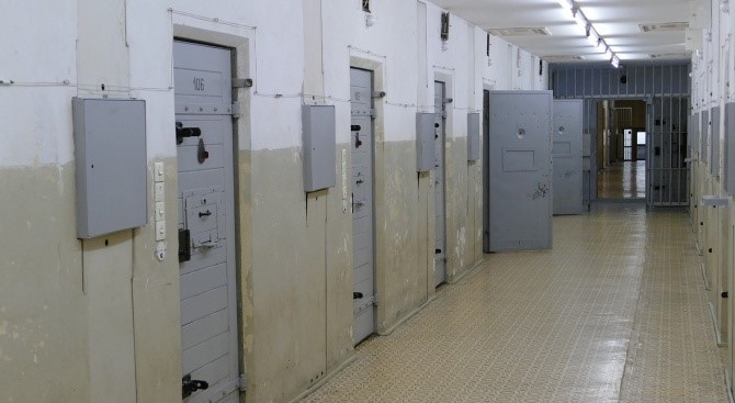 Мъжът, задържан за компютърни престъпления и изпиране на пари, остава в ареста