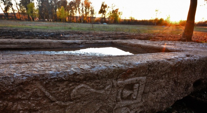 Археолози откриха във Варна късноантична римска надгробна плоча 