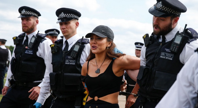 Лондончани възроптаха срещу социалната дистанция, арестуваха ги