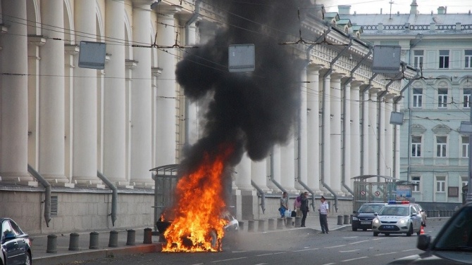 Мъж взе заложници в банка в Москва, заплаши да взриви сградата 