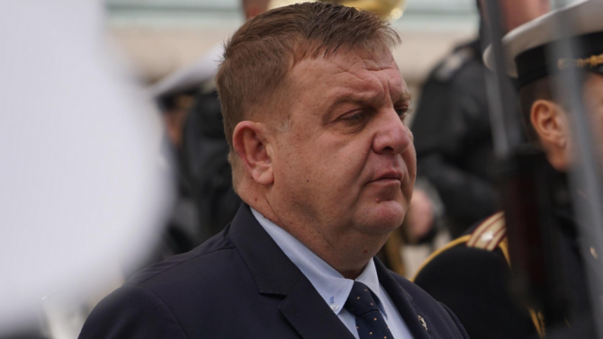  Каракачанов връчи новите пагони на военнослужещи от Висшето военновъздушно училище "Георги Бенковски"