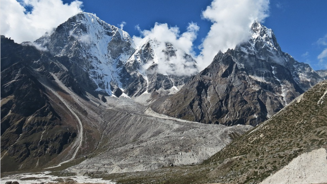 Китайска експедиция измерва точната височина на връх Еверест