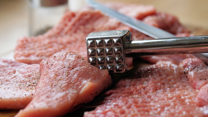 Иззеха 1 тон месо без документи от цех в село Караджово