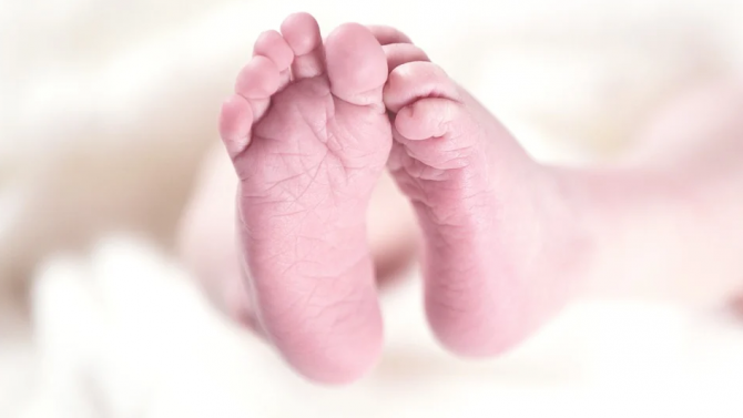 Бебе, родено със сърце извън тялото, беше спасено от хирурзи в Италия