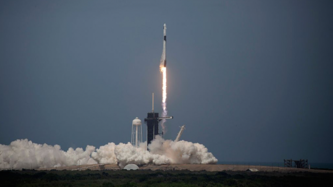 Пилотираният кораб на SpaceX излетя успешно към МКС. Тръмп: Гении сме, това е само началото