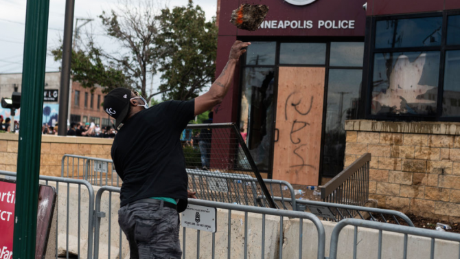 Вълната от протести и насилие в САЩ не стихва! Разбиха полицейски участък в град Фъргюсън 