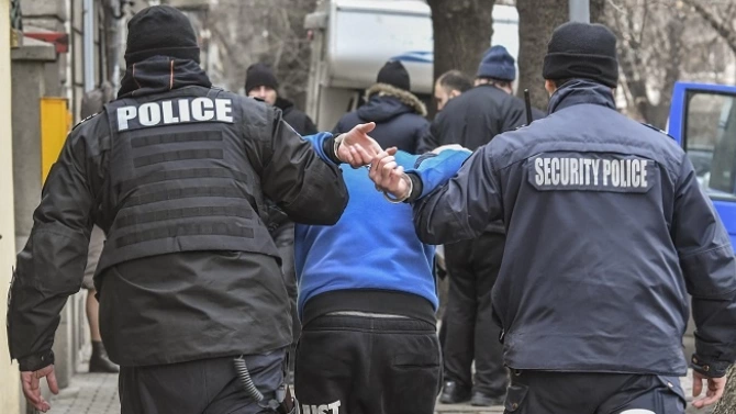 Радомирски полицаи задържаха столичанин обявен за общодържавно издирване Това съобщиха