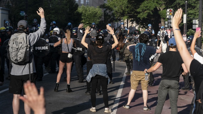 Полицаи от български произход са пострадали при безредиците в САЩ