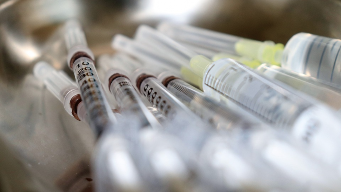 Великобритания е домакин на световна среща на върха за ваксините