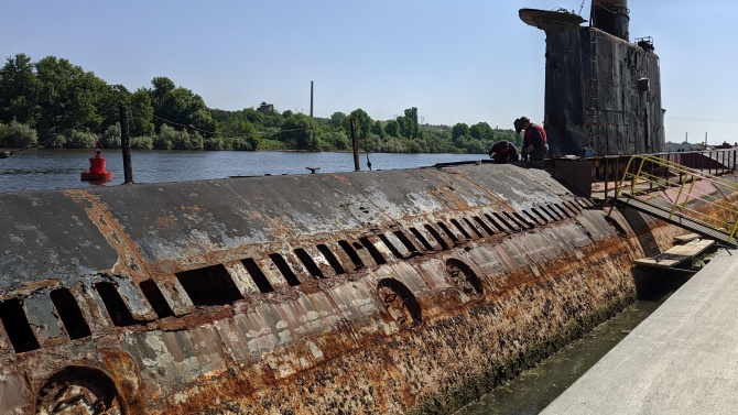 Усилено реставрират последната българска подводница