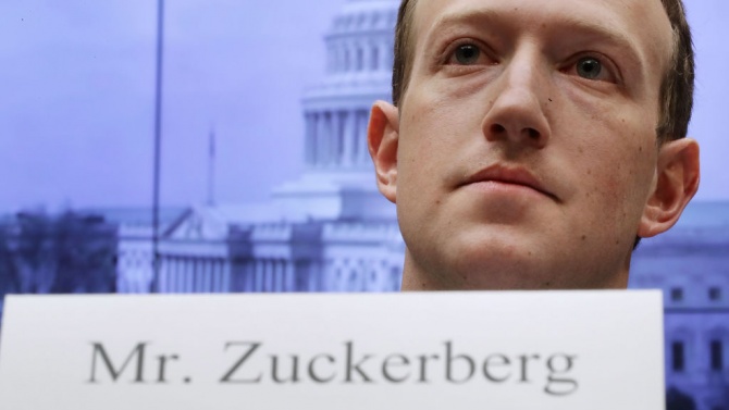 Учени призоваха Зукърбърг да не позволи на Тръмп да използва Facebook за дезинформация