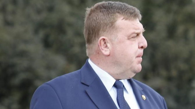 Каракачанов ще се срещне с курсанти от Висшето военноморско училище "Н. Вапцаров"