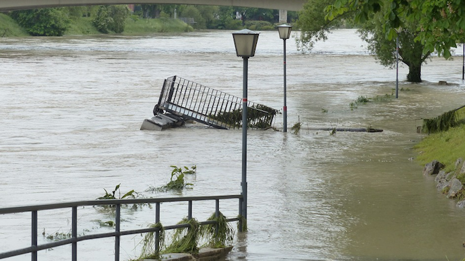 Проливни дъждове и градушки наводниха Румъния