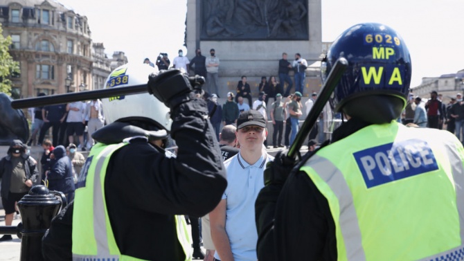 Сблъсъци между крайнодесни протестиращи и полиция на площад "Трафалгар" в Лондон