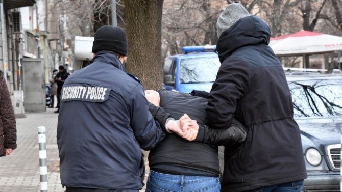 29-годишен предизвика скандал пред магазин в Крумовград, скочи и на полицаи
